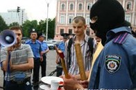 Україну закликають створити орган захисту фанатів Євро від безчинств міліції