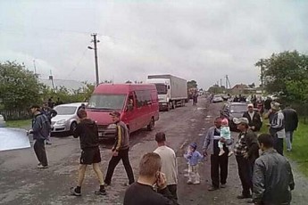 Люди перекрили автотрасу Львів-Луцьк, вимагають ремонту дороги