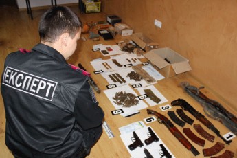 Волинські правоохоронці спіймали злочинне угрупування з цілим арсеналом зброї та вибухівки