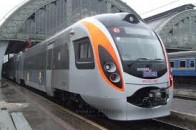 «Укрзалізниці» залишилося порівнювати вартість проїзду в Hyundai з авіаперельотами