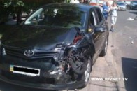 Через 18-річну дівчину в Рівному зіткнулися одразу три автомобілі