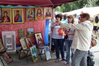 Вишиті картини хлопців з Ковельської виховної колонії вперше продемонстрували на Волинському обласному конкурсі