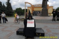 На головному майдані Рівного на труні сидить смерть із косою…