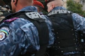 Мітингувальники під стінами Ради закидали «Беркут» яйцями
