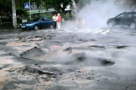 У Києві біля стадіону «Олімпійський» з-під землі вирвався потік гарячої води