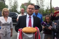Під резиденцією Януковича у Межигір'ї журналістів зустріли хлібом-сіллю і з «Беркутом»