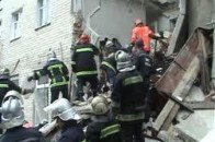 Мешканці напівзруйнованого будинку в Луцьку бояться ночувати вдома і готуються до бунту