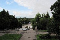 У парку Луцька змушені рити траншеї та встановлювати камери, щоб зупинити водіїв
