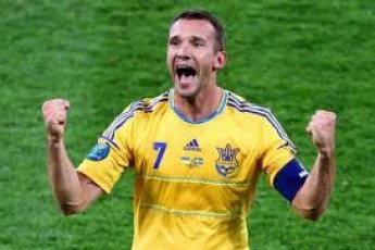 У Рівному кількатисячний натовп на честь перемоги збірної України вночі співав Гімн