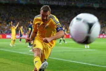 У центрі Луцька після перемоги збірної України вболівальники перекрили рух і вигукували «Слава Україні!»
