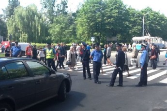 У Луцьку мешканці будинку-руїни спробували перекрити рух по вулиці Рівненській
