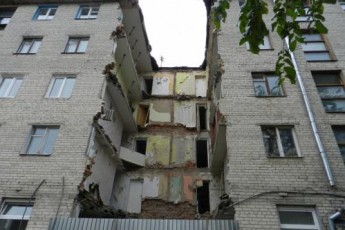 Мешканці будинку-руїни не повернуться у свої домівки, доки не отримають від влади 25-річної гарантії