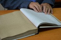 Вчора в Івано-Франківську презентували першу Конституцію для незрячих