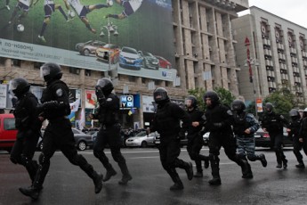 10 міліціонерів шпиталізовано після вечірньої бійки з учасниками акції протесту під «Українським домом»