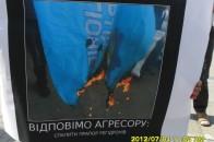 У Рівному під стінами ОДА у знак протесту проти мовного закону спалили регіоналівський прапор