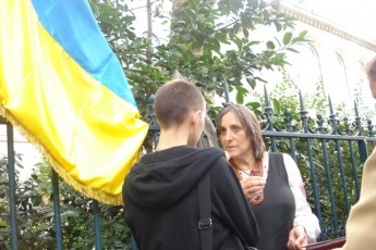 Проти злочинного мовного закону піднялися українці в Парижі