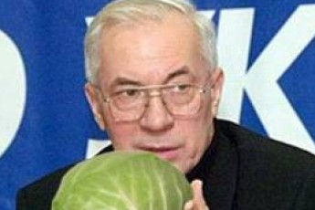 Азаров «перескочив» з теми капусти на тему фруктів