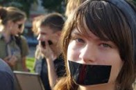 У Черкасах противники мовного закону пройшли траурним маршем