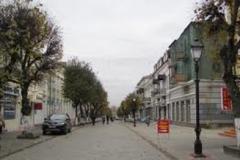 У Луцьку прямісінько з центральної вулиці викрали бруківку