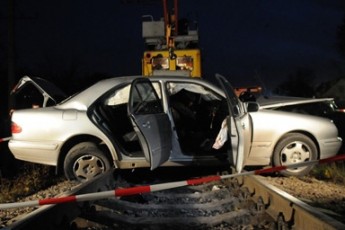 На Волині електропотяг «протаранив» автівку