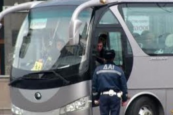 Азаров вимагає посилено перевіряти водіїв автобусів