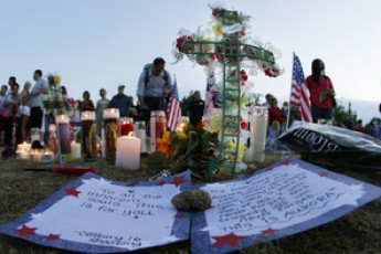 В пам'ять про жертв стрілянини в кінотеатрі США оголошено траур