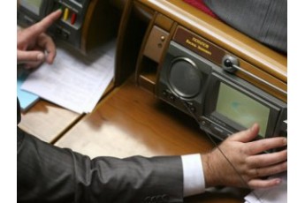 Луцькі депутати голосують кількома картками бо у них роздвоєння особистості?