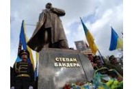 У Луцьку розпочалось встановлення пам'ятника Степану Бандері