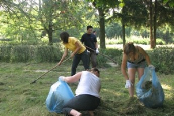 Понад 50 підприємств сьогодні прибирають парк імені 900-річчя Луцька