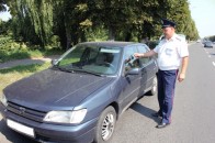 Водій більше години «барикадувався» у машині перед носом ДАІ, аби не показувати їм прострочений поліс