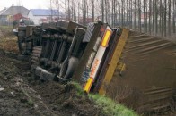 Через горби на дорозі під Луцьком в кювет вилитіти  бус і вантажна фура
