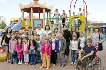 У Луцьку дітвору з малозабезпечених сімей зводили в цирк та почастували морозивом