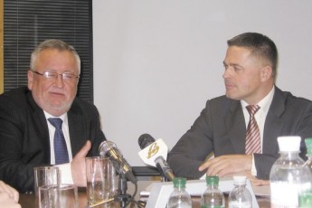 Клімчук погнався за двома зайцями і не захотів брати відпустки на час своєї передвиборчої кампанії