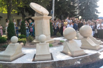У Луцьку відкрили унікальну скульптуру - сонячний годинник