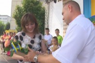 За добрі справи майстрині віддячили Ігорю Палиці, подарувавши йому вишиванку