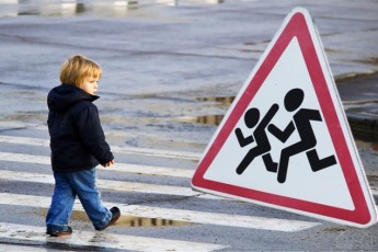 На Волині під колеса авто потрапила 2-річна дівчинка