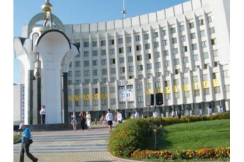 У Луцьку під стінами ОДА кидали димові шашки та мало не побились прихильники і противники губернатора