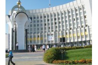 У Луцьку під стінами ОДА кидали димові шашки та мало не побились прихильники і противники губернатора