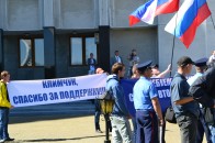 У Луцьку під час сутички за мову блазнів Клімчука закидали яйцями