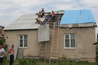 Лісівники Волині допомогли селянам у відновленні домівок після буревію