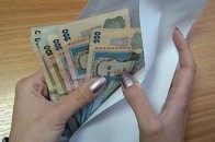 Кандидат у народні депутати публічно роздавала гроші у конвертах