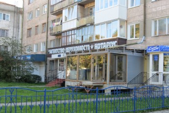 Жителі багатоповерхівки у Луцьку бояться, що через будівельні роботи на першому поверсі їхній будинок рухне