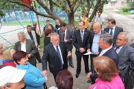 Волинські чиновники оглянули прибудинкові території Луцька, на яких ведеться капітальний ремонт