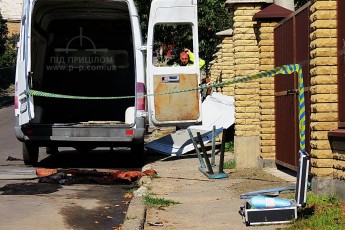 У центрі Луцька посеред білого дня вибухнув вантажний мікроавтобус