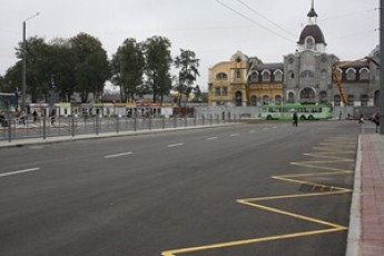 Привокзальну площу відкрили, а про смітники забули