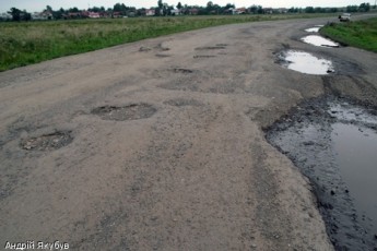 Мешканці волинського села просять обласних депутатів добудувати шматок дороги