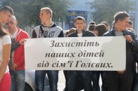 Мешканці гуртожитку просять прокуратуру вплинути на Голєвих, які виселяють їх з власних домівок