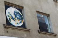 У Луцьку відкрилась виставка картин на вікнах старого готелю