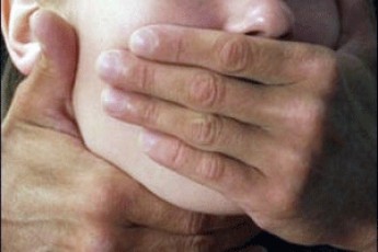 У Луцьку зловили хлопця, який пограбував дівчину та намагався її зґвалтувати
