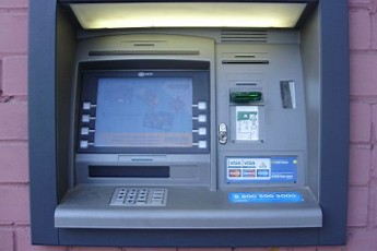 На Волині спіймали шахрая, який знімав кошти з банківських карток